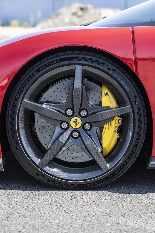 Vista en detalle de un Ferrari F80 con el nuevo neumático MICHELIN Pilot Sport Cup 2 R K