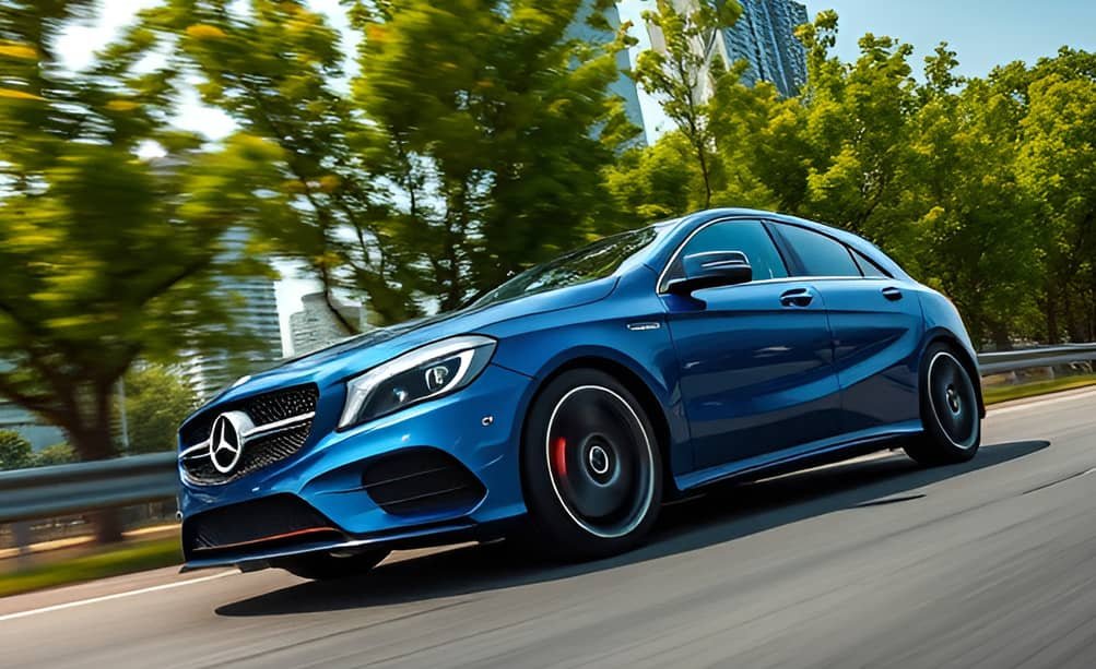 Mercedes Benz Clase A en desplazamiento en carretera cerca de una ciudad - Artículo relacionado: Comparativa entre el neumático Pirelli Cinturato All Season SF3 vs Michelin CrossClimate 3