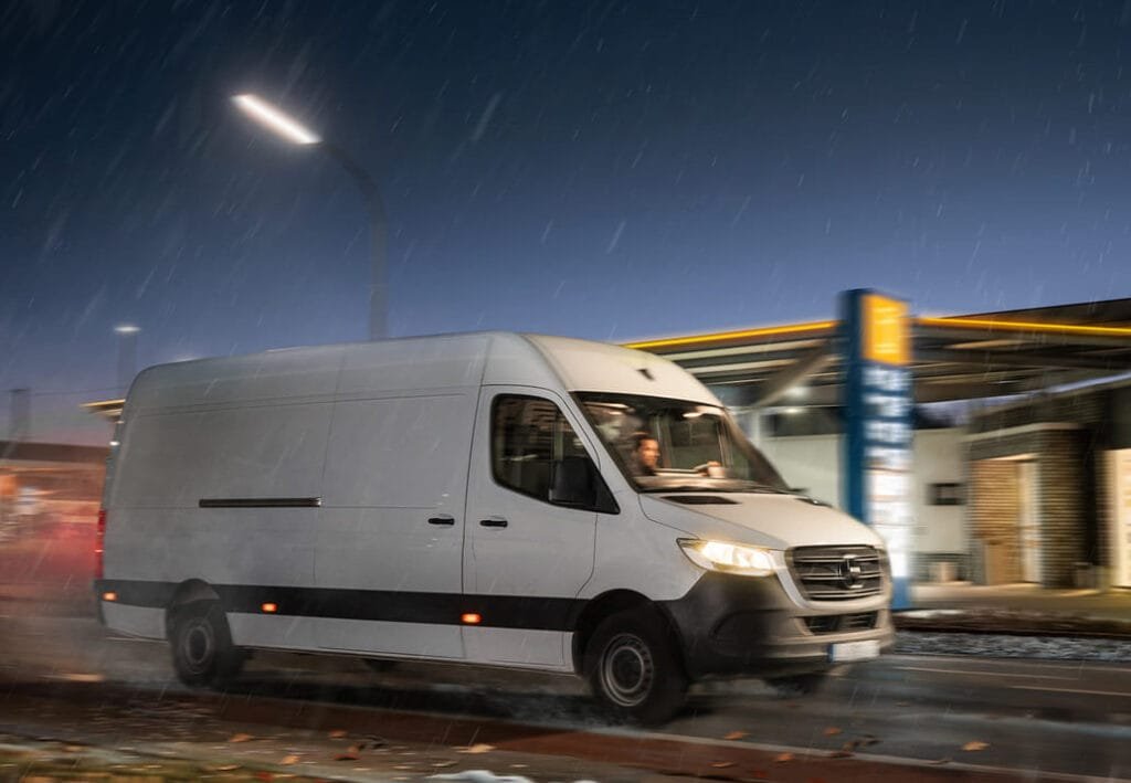 Vista de furgoneta en carretera- Articulo relacionado - Nuevo neumáticos Continental VanContact A/S Eco