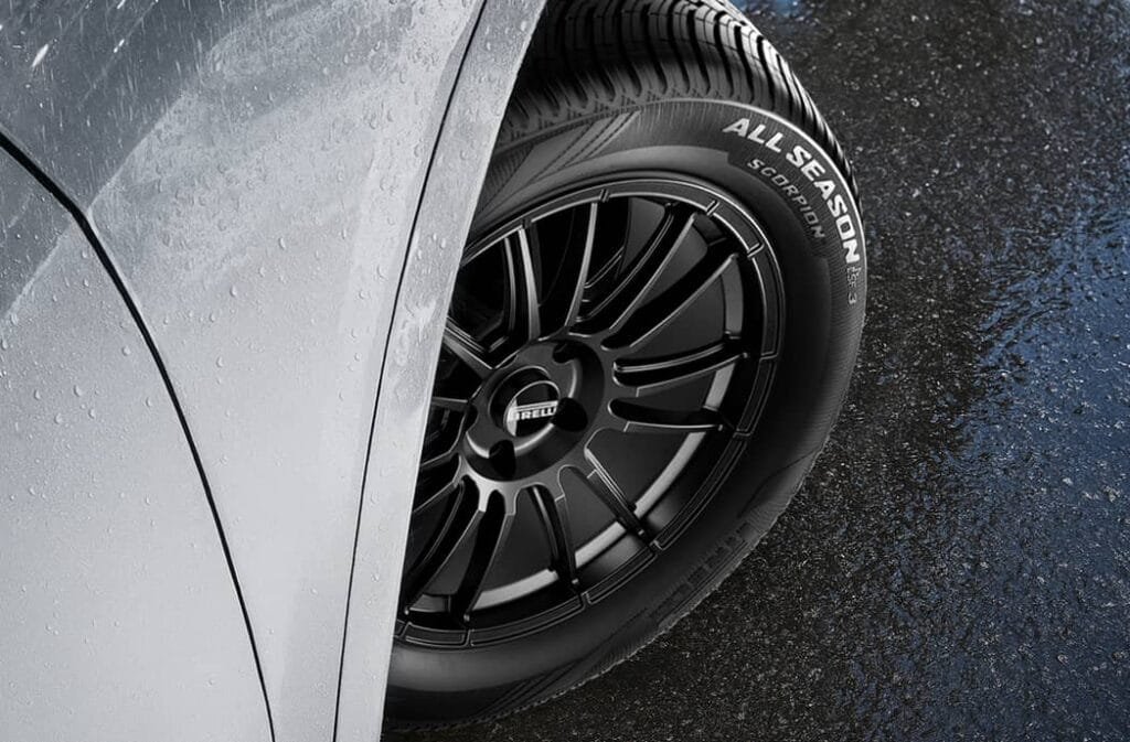 Vista en detalle de un neumático: montado en un SUV Articulo relacionado: Valoración del nuevo neumático Pirelli Scorpion All Season SF3