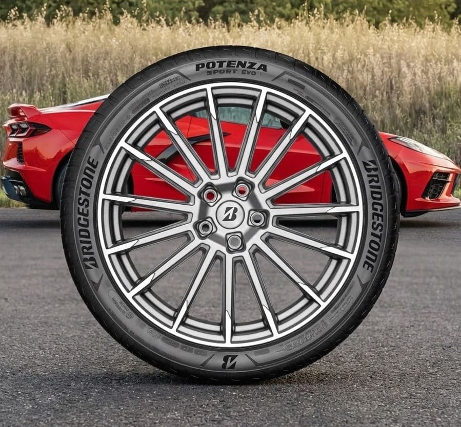 Vista de un neumático Potenza de Bridgestone y al fondo un auto deportivo - Articulo relacionado - Bridgestone lanza nuevo neumático deportivo Potenza Sport Evo para 2026